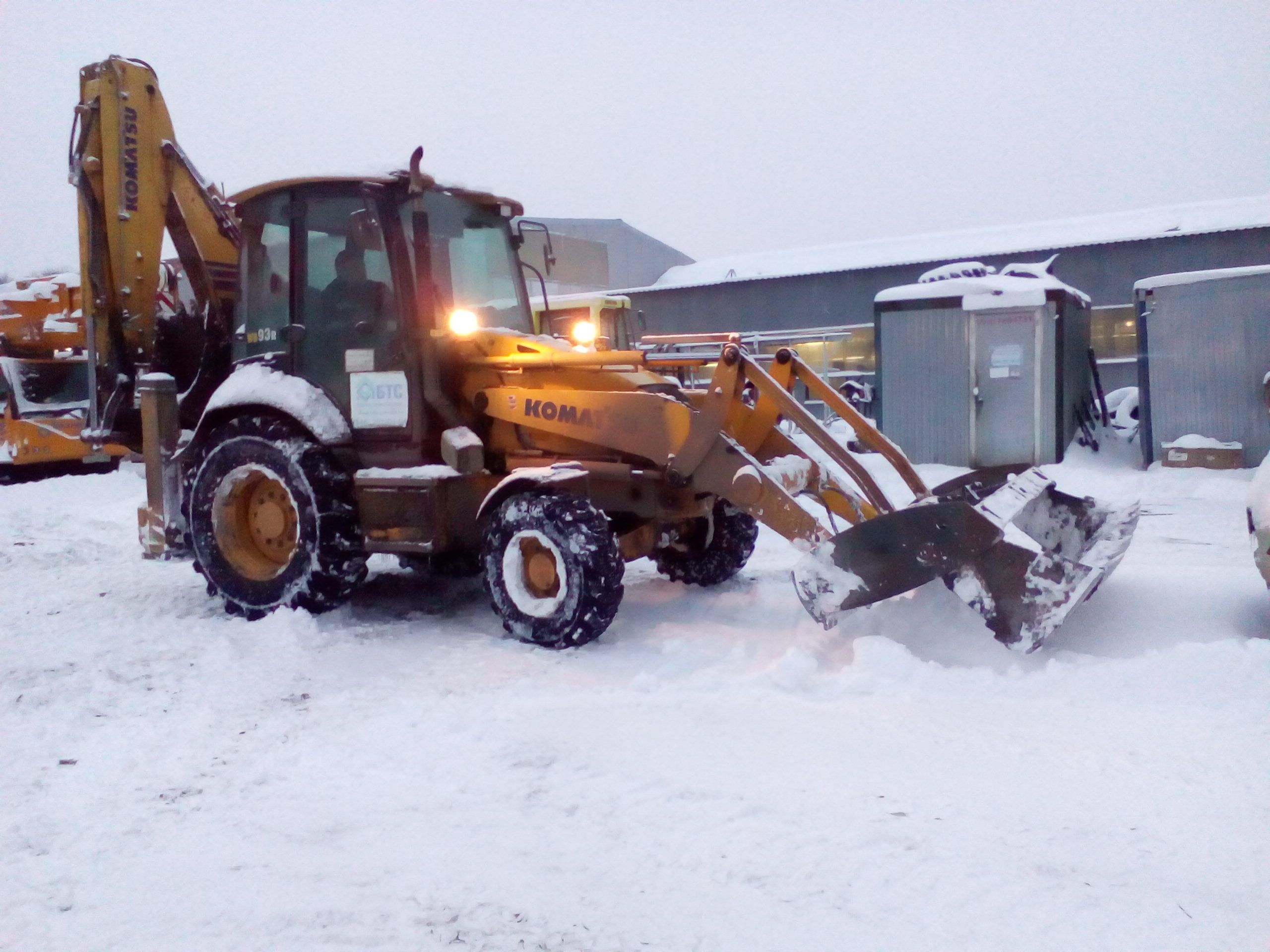 Komatsu WB 93R5 - фото 2