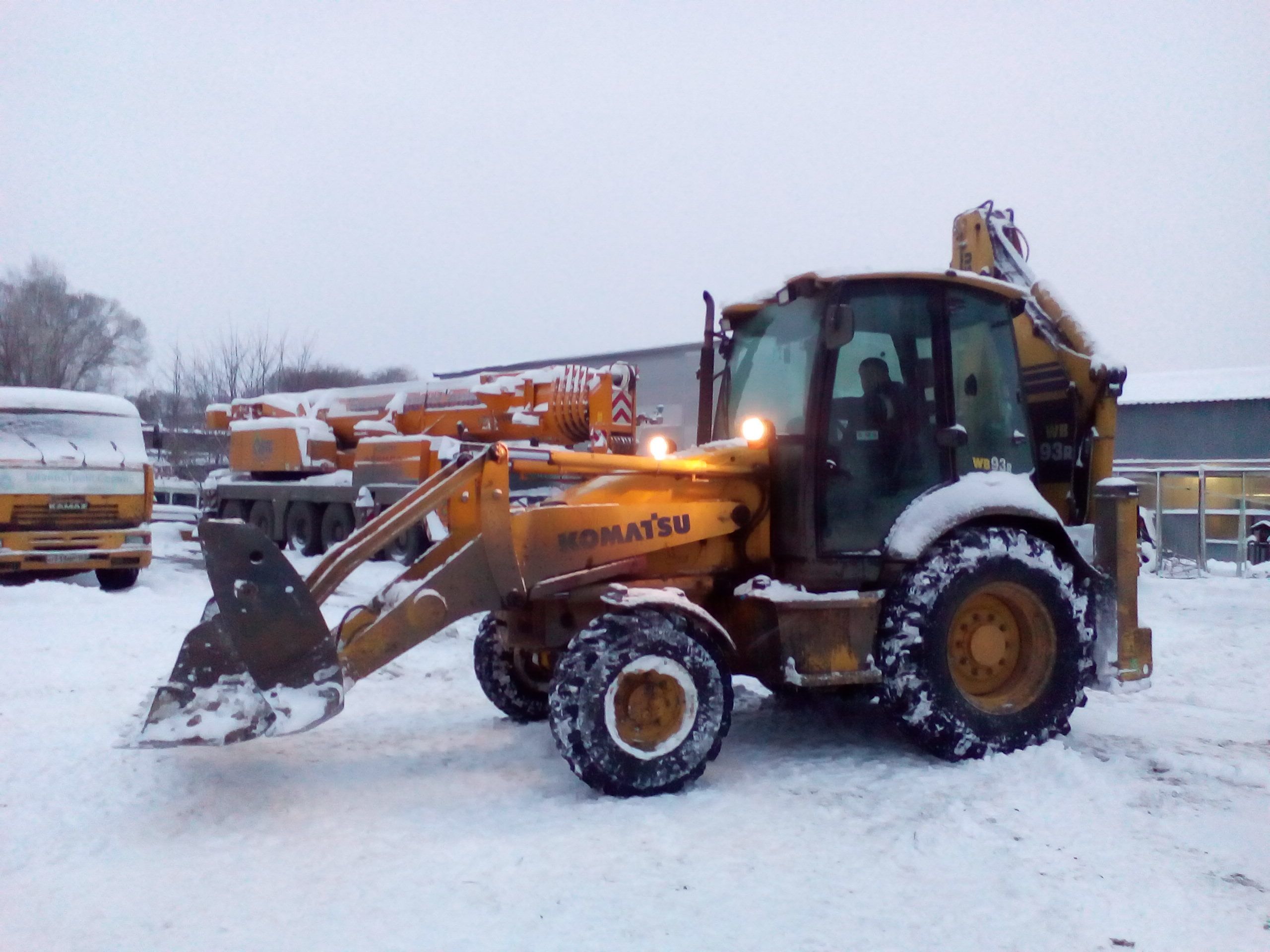 Komatsu WB 93R5 - фото 4